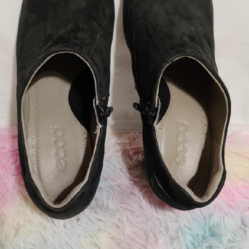 Like New Ecco Black Heeled Ankle Booties Sleek Minimalist Design Sz.38 - Picture 9 of 10
